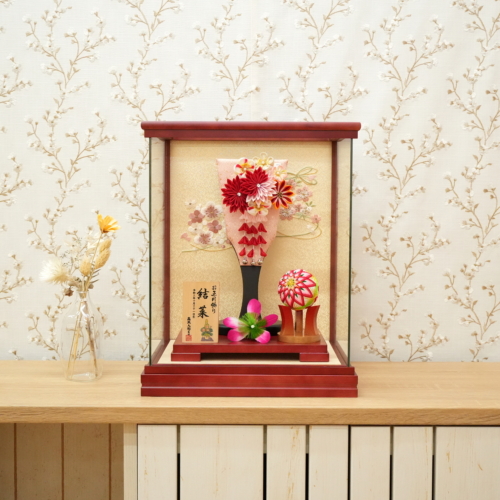 <span class="title">姫羽子板ケース髪飾り〜赤菊〜43,000円(税込)間口29cm</span>