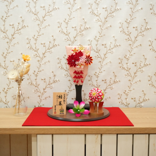 <span class="title">平飾り羽子板髪飾り〜赤菊〜37,000円(税込)間口38cm</span>