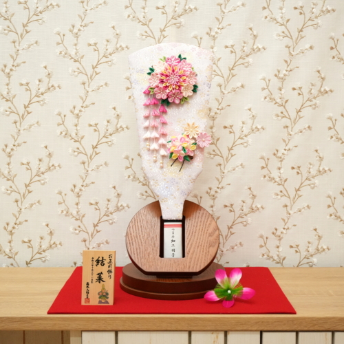 <span class="title">つまみ細工羽子板（台付き）桃42,000円(税込)高さ43cm</span>