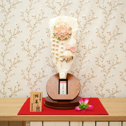 <span class="title">つまみ細工羽子板（台付き）白42,000円(税込)高さ43cm</span>