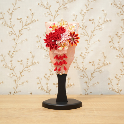<span class="title">姫羽子板単品髪飾り～赤菊～22,000円(税込)高さ26cm</span>